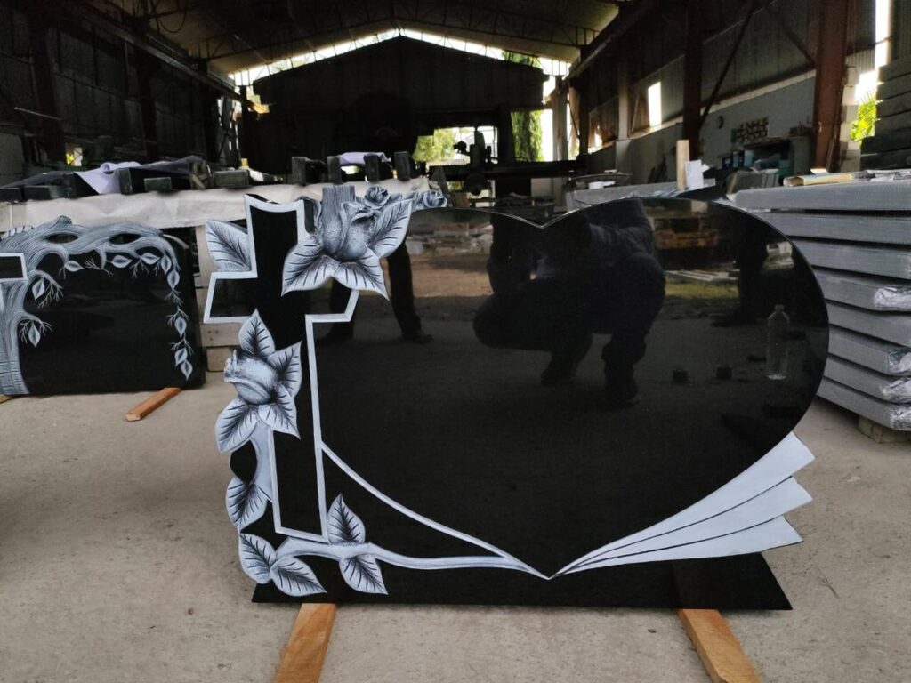 Heart Shaped Black Granite Headstone Monument Heart Shaped Black Granite Headstone Monument