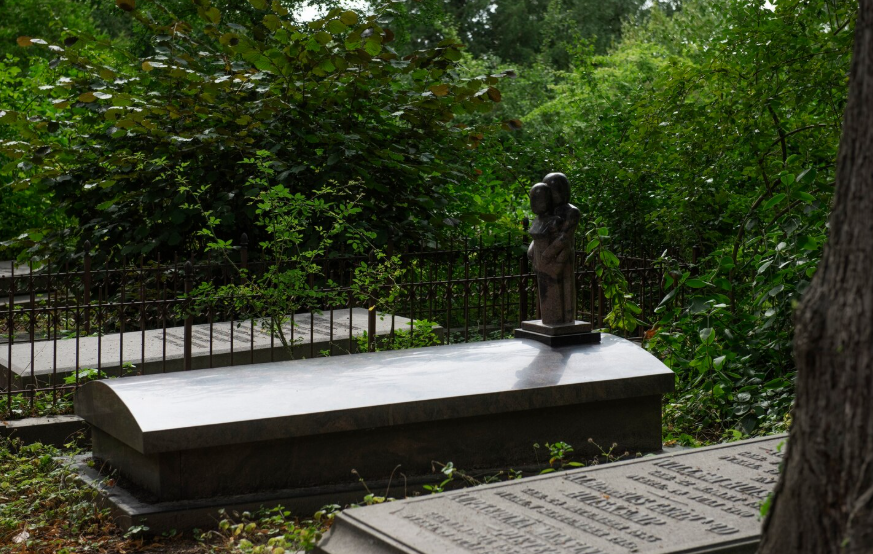 Granite vs Marble for Headstone Monuments